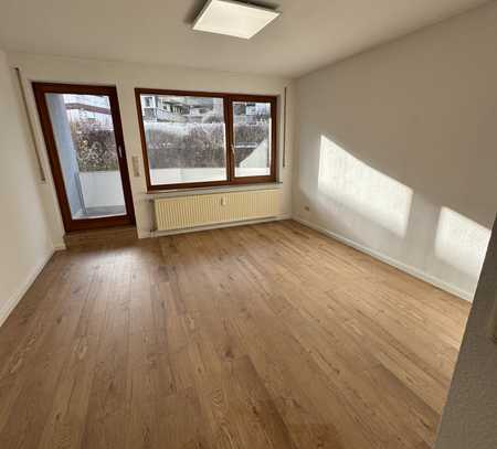 Helle und renovierte 1,5-Zimmer-Wohnung mit großem Balkon und Top-Anbindung in Aalen in Unterkochen.