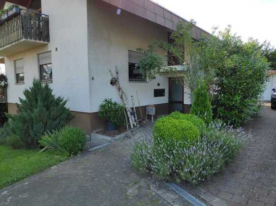 Schöne und gepflegte 5-Raum-EG-Wohnung mit Balkon in Oggelshausen