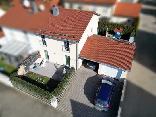 Schöne Doppelhaushälfte, zentrumsnah mit Garten, Garage, Carport