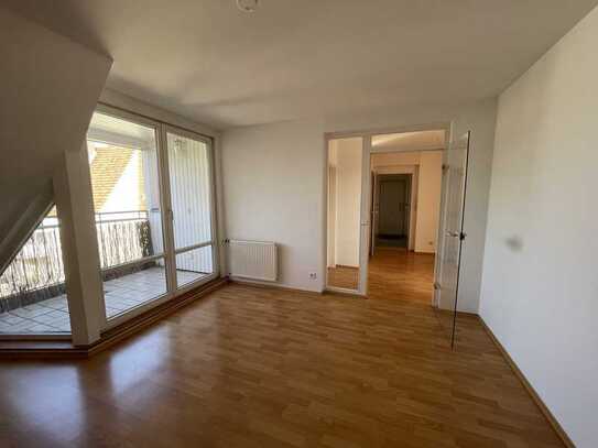 Gepflegte 2-Raum-Dachgeschosswohnung mit Balkon und Einbauküche in Hannover