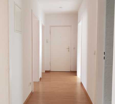 30657, 4 Zi. Whg. mit hellem Wannenbad u. Balkon
