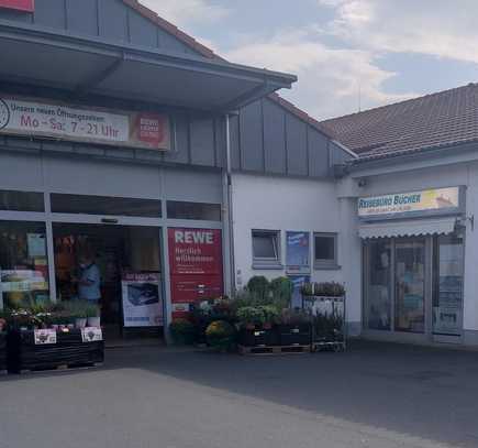 kleiner Shop direkt neben REWE Supermarkt in Reinhardshagen
