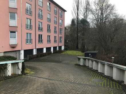 Geschützter Tiefgaragenstellplatz mit elektrischem Rolltor