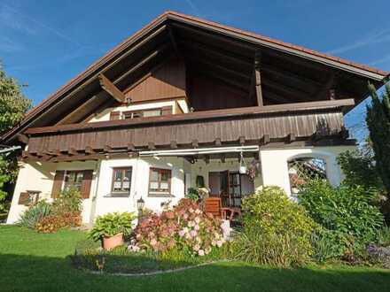 Sehr gepflegtes Einfamilienhaus im Landhausstil mit Einliegerwohnung und wunderschönen Garten