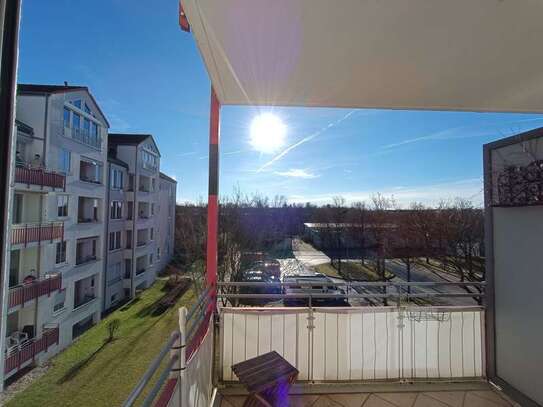 Helle, gut geschnittene 1-Zimmer-Wohnung mit Balkon & EBK, Blick auf Park, in München Berg am Laim