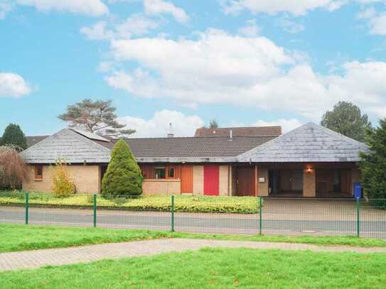 Wohnen auf einer Ebene: Bungalow mit separatem Büro und Wintergarten