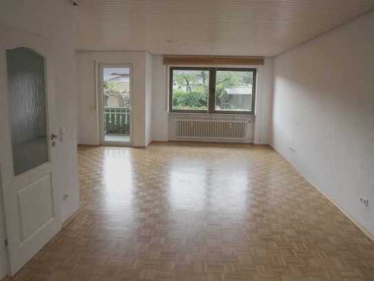 Große, helle 4,5 Zimmer-Wohnung EG, mit Süd-Balkon , PKW-Stellplatz und Garage nähe Hallenbad