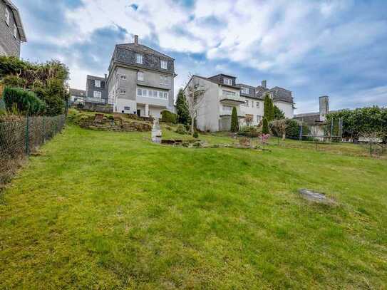 Atemberaubende Aussicht auf Wälder und Wiesen: Dreifamilienhaus mit schönem Gartengrunds