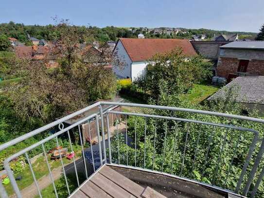 Extravagante Etagenwohnung im Dachgeschoss! Kleine Wohneinheit, idyllische Lage, herrlicher Blick...