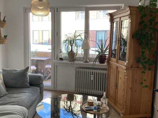 Gemütliche 2 Zimmer Wohnung mit Einbauküche und Balkon - möbliert