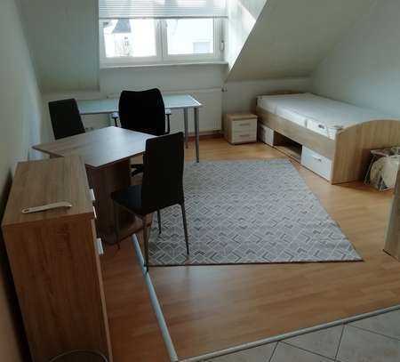 Möbel. 1-Zimmer-DG-Appartement mit Einbauküche