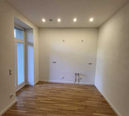 *TOP SANIERTE - 2-R-Whg. mit Balkon, Terrasse und Gartenanteil, Stuck, Fliesen, Parkett, Safe uvm.*