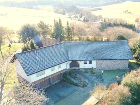 Landsitz mit Schwimmhalle für Mußestunden im sommergrünen Freiluftsalon