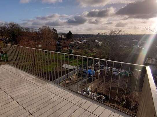 ERSTBEZUG -- 4-Raum Dachgeschosswohnung über zwei Ebenen mit Südbalkon und Gartennutzung in Potsdam