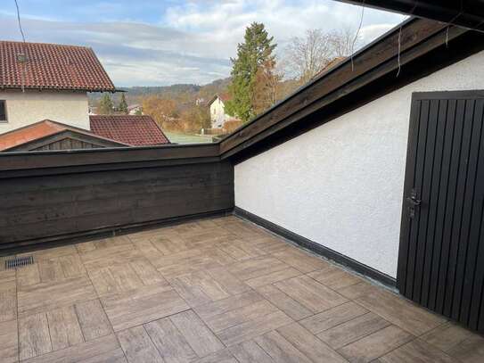 2-Zimmer-Dachgeschosswohnung mit großer Dachterrasse und neuer EBK