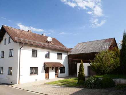 Praktikables Haus im Ort mit Garten und Scheune