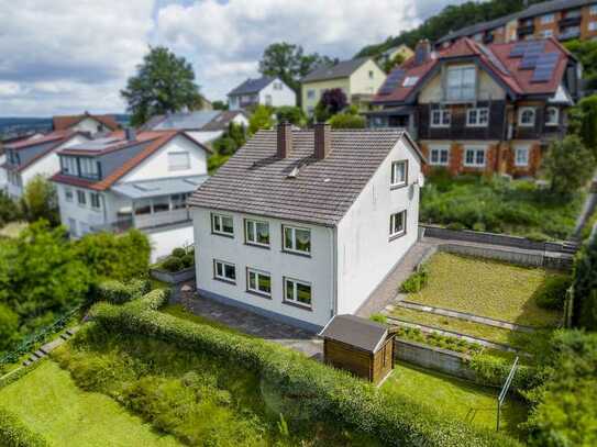 Gute Aussichten: Zweifamilienhaus in Gläserzell mit unverbaubarem Fernblick