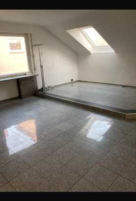 Stilvolle Maisonette Dachgeschoss-Wohnung mit EBK in Stuttgart
OHNE PROVISION. KEIN MAKLER