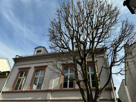 Stilvolle 3-Zimmer-Altbau-Wohnung mit Balkon in Bad Homburg/Stadtmitte/Nähe Kurhaus