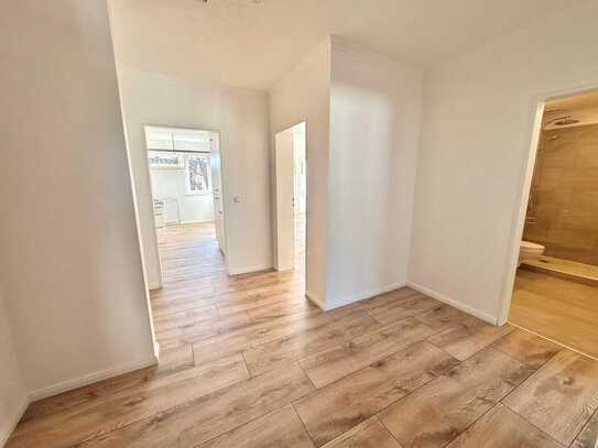 Erstbezug nach Renovierung! Lichtdurchflutete 2-Zimmer-Wohnung mit 2 Balkonen und besonderem Schnitt