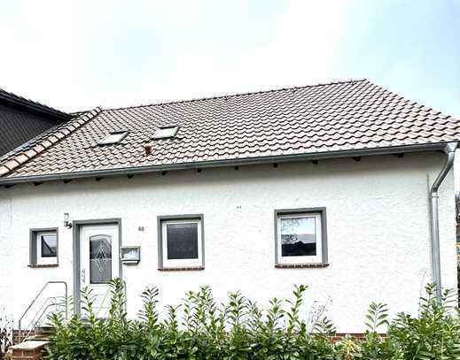 Idyllische Doppelhaushalte mit Terrasse und Balkon, Garage und Stellplatz und großem Garten