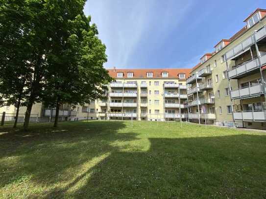 SCHICKE DACHGESCHOSSWOHNUNG, leerstehend, Am Puls der Stadt und nahe der Elbe.
