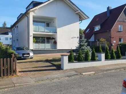 In Leverkusen: Gepflegte Wohnung mit vier Zimmern und Balkon