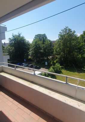 Helle 2 Zimmer Wohnung mit Balkon im Grünen
