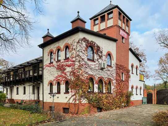 Historisches Schlossanwesen mit Hotelbetrieb und Erweiterungspotenzial – Flexibles Nutzungskonzept