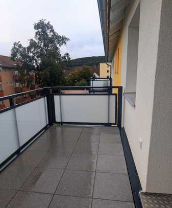 Ruhige Lage & teilsaniert; 3 Zimmer mit Balkon