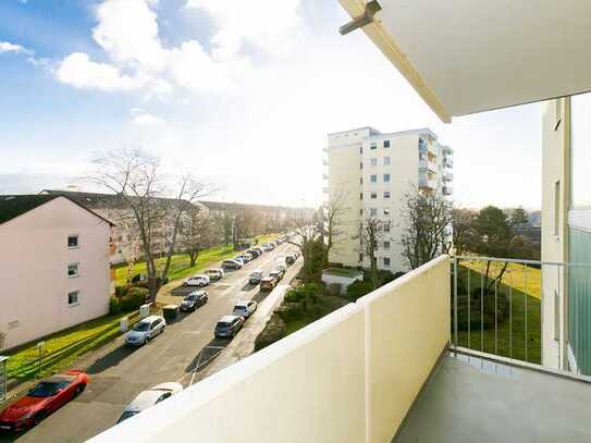 Helle Zwei Zimmerwohnung mit Aufzug, Balkon, Keller und Tiefgarage. Teilmöbliert. Gute Lage.