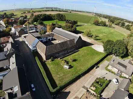 Wundervoller historischer Vierkanthof als Reitanlage + Baugenehmigung Reithalle + Bauplatz + Acker