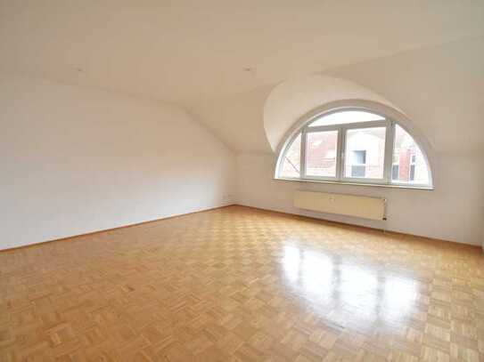 wunderschöne, helle 2,5 Zimmer Wohnung mit Balkon