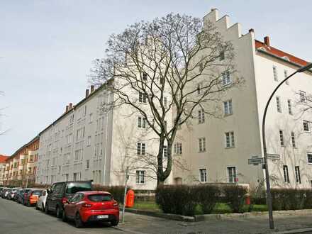 Bezugsfreie und sehr helle Altbau-Wohnung mit Sonnenbalkon