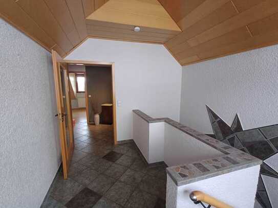 Freundliche 3-Zimmer-Dachgeschosswohnung mit gehobener Innenausstattung mit Balkon in Neunkirchen