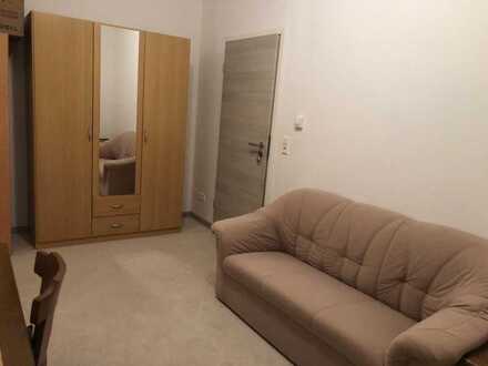 1 Zimmer in 3 Zimmer Wohnung EG