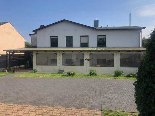 Großes Einfamilienhaus mit Einliegerwohnung, Garten und Doppelgarage