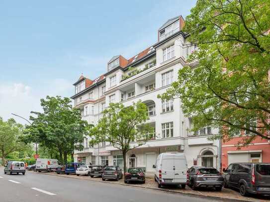 Vermietete 3 Zimmer Altbauwohnung mit Balkon unweit vom Schloss Charlottenburg