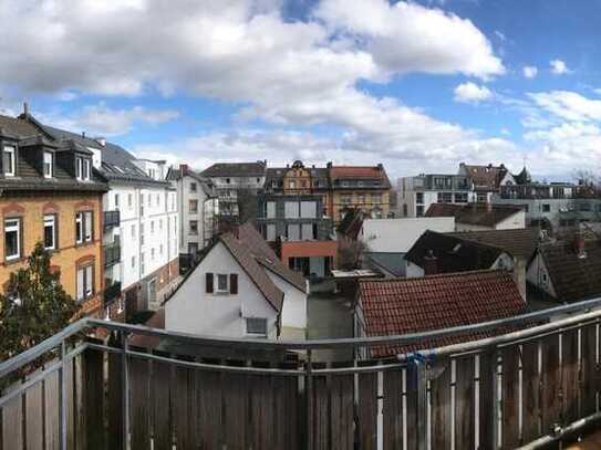 4 Zi. Wohnung mit Balkon, über den Dächern von Alt Fechenheim, Sanierung 23/24