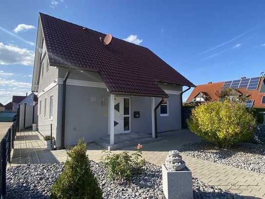 Hier wird Ankommen zum Verweilen - Schickes Häuschen im Grünen mit Garten und Garage