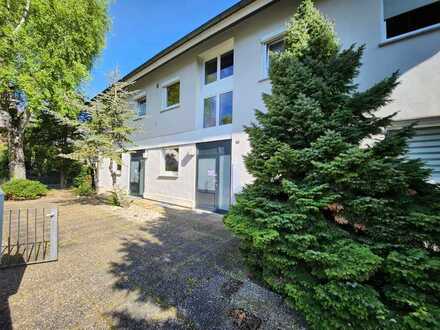 Solides Mehrfamilienhaus mit idyllischem Garten (u.a. mit der Option der Selbstnutzung der Großwhg.)