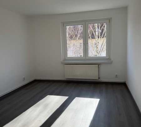 Schöne 3-Zimmer-Wohnung -- neu saniert !