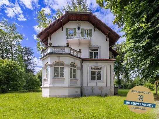 Starnberg - Söcking. Weitläufiges Parkgrundstück mit historischem Jagdschlösschen.