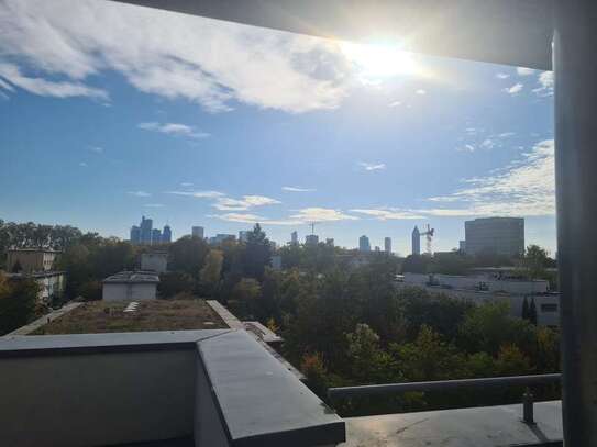 Stilvolle 2-Raum-Penthouse-Wohnung mit Skylineblick von der großen Dachterrasse