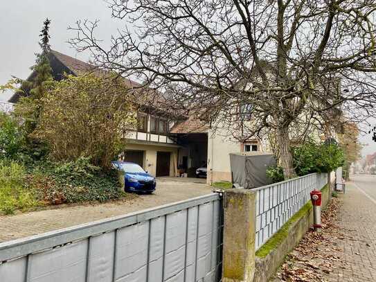 Mehrfamilienhaus mit großzügigem Garten und Hof