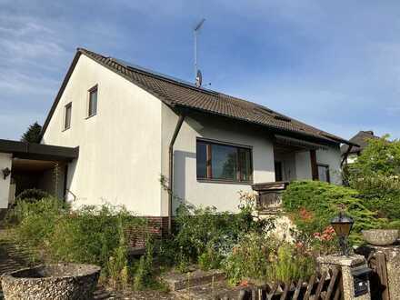 Geräumiges und gepflegtes 7-Zimmer-Zweifamilienhaus mit Einbauküchen in Leinburg