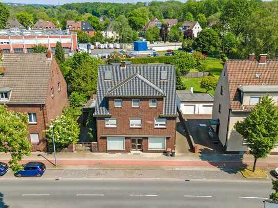 MEHRFAMILIENHAUS MIT BÜRO, LAGER UND 9 GARAGEN IM SCHATTEN DER HALDE HOHEWARD