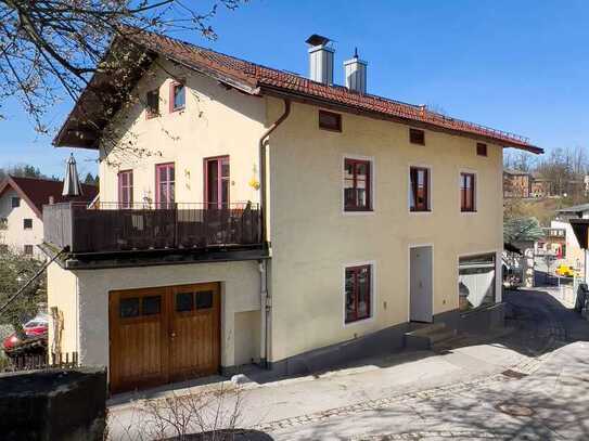 Vier Wohnungen, ein Zuhause. Saniertes Mehrfamilienhaus im Ortskern.