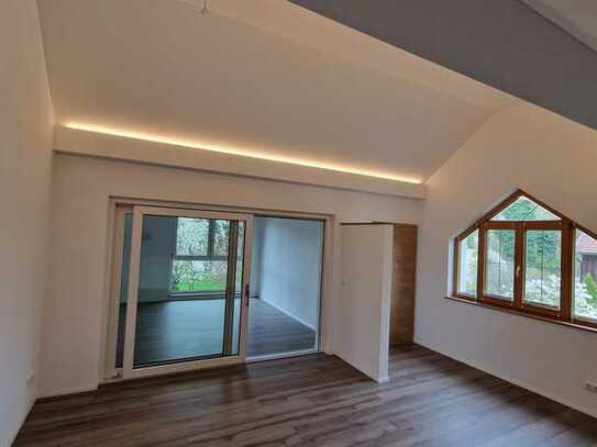Geschmackvolle 4-Zimmer-Dachgeschosswohnung mit geh. Innenausstattung mit Balkon und EBK