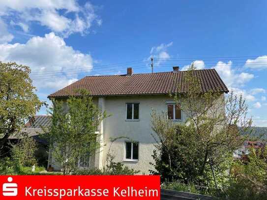 Älteres Zweifamilienhaus mit viel Potential in Kelheim-Affecking